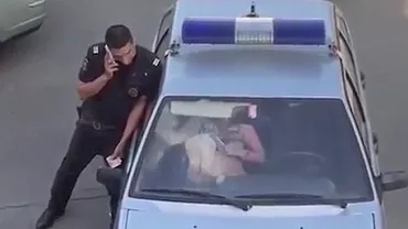 Rusia: O femeie în costum de baie, care a fost arestată, a reușit să spargă parbrizul mașinii de poliție (VIDEO)