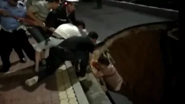 Imagini INCREDIBILE în China: O gaură uriașă în asfalt a "înghițit" patru persoane (FOTO+VIDEO)