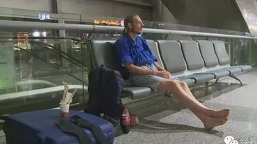 Un olandez a ajuns în spital din dragoste! Bărbatul și-a așteptat iubita într-un aeroport din China timp de 10 zile (VIDEO)