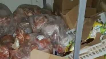 Bacău: Sute de kilograme de carne stricată au fost găsite într-un depozit de congelate (VIDEO)