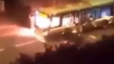 Noi revolte împotriva ”polițiștilor rasiști” în Franța. Un grup de bărbați mascați a incendiat un autobuz pe o stradă din Saint-Denis (VIDEO)
