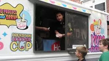 Poliția din Boston s-a dotat cu un nou vehicul... furgoneta cu înghețată, menită să dezghețe relațiile dintre oamenii legii și populație (FOTO)