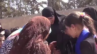 AU DAT FOC VEŞMINTELOR ISLAMICE. Femeile au sărbătorit în stradă eliberarea oraşului sirian Manbij ocupat de ISIS (FOTO)