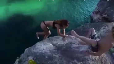 Imagini INCREDIBILE dintr-o lagună exotică. Un bărbat se uită impasibil cum iubita sa alunecă de pe stâncă (VIDEO)