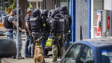 Panică în Germania! Un bărbat înarmat și acoperit de sânge s-a baricadat într-un bar (FOTO)