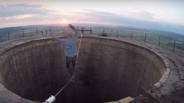 Bărbatul care nu știe ce înseamnă frica. Tânărul face echilibristică pe un turn la o înălțime de 160 de metri (VIDEO)
