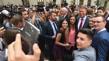 Klaus Iohannis, selfie cu studenții: Doar prin implicarea lor putem construi un sistem de educație performant, atractiv și accesibil (FOTO)