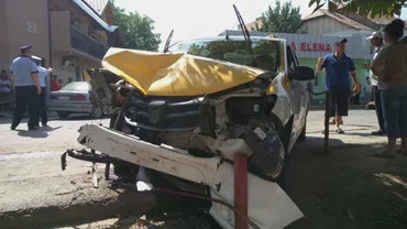 Accident grav în județul Botoșani! Un bărbat a furat un taxi și a spulberat o căruță (FOTO)