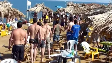 Bătaie generală pe o plajă: Zeci de turiști s-au încăierat cu scaune și șezlonguri (VIDEO)