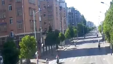 Simțului civic încă nu a murit! În loc să fugă cu banii care au căzut din cer, oamenii i-au strâns și i-au dat unui polițist (VIDEO)