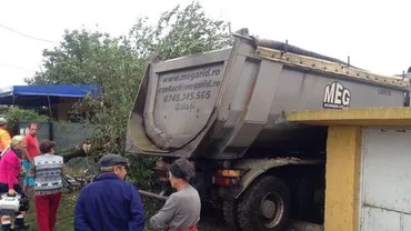 Accident în județul Galați: Un șofer a „parcat” camionul într-o curte și a scos un pom din rădăcină (FOTO)