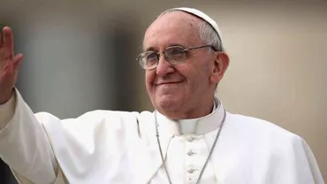 Papa Francisc îi duce pe oamenii străzii din Roma la plajă și la pizza