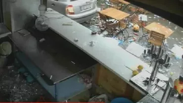 Scene incredibile în Sibiu: Un tânăr beat şi-a ieşit din minţi și a devastat o pizzerie (VIDEO)