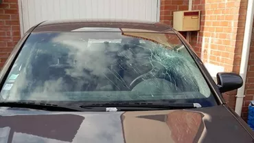 "Te trezești că ești atacat de migranți doar pentru că vor să se distreze". Mașina unor francezi, distrusă de un grup de refugiați (FOTO)