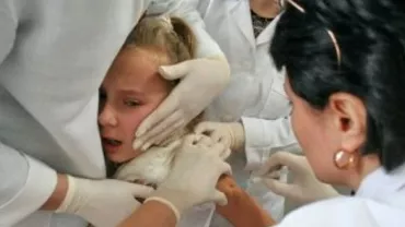 ȘOCANT! O mamă și-a supus copiii sănătoși la tratamente medicale pentru a încasa ajutoare sociale: Alimentare prin sonde gastrice, steroizi pentru astm și disimulare a autismului