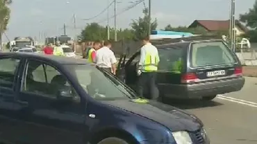 Un adjunct de poliție a fost rănit după ce l-a lovit o maşină de pompe funebre (VIDEO)