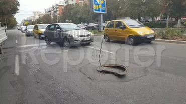 Trei mașini s-au ciocnit în județul Buzău din cauza unei gropi semnalizată cu un băț (VIDEO)
