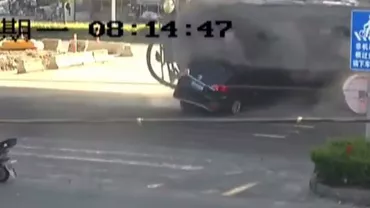 Imagini terifiante din estul Chinei. Supraviețuire miraculoasă a pasagerilor unei mașini zdrobite de un tanc petrolier (VIDEO)