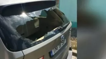 Hoţii nu ocolesc pe nimeni. Un politician s-a trezit cu mașina spartă (VIDEO)