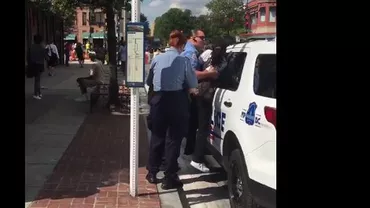 Abuz al unui ofițer din SUA: O femeie de culoare, luată pe sus de un polițist (VIDEO)