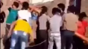Momente de groază în Iran! Aproximativ 10 persoane, secerate la pământ după ce s-au electrocutat încercând să ridice un stâlp electric (VIDEO)
