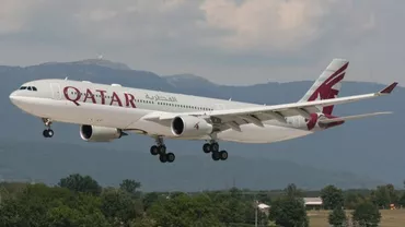 Aterizare de urgență pe aeroportul Ataturk din Istanbul! Motorul unui avion al Qatar Airways, cuprins de flăcări (VIDEO)