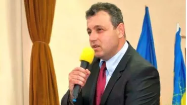 Haine de firmă pe banii primăriei: Un viceprimar și-a cumpărat îmbrăcăminte marca Lacoste și le-a decontat ca fiind echipamente de protecție pentru muncitori