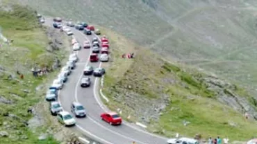 Accident grav pe Transfăgărăşan, după ce un şofer ar fi adormit la volan şi a intrat cu maşina pe contrasens