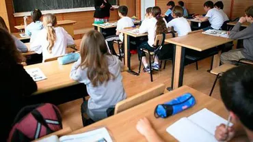 Elevii încep școala cu reguli în favoarea lor! Este permisă folosirea telefonului mobil în timpul orelor „în scop educaţional”