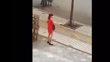 O femeie care voia să se sinucidă în plină stradă, salvată în ultimul moment de un polițist (VIDEO)