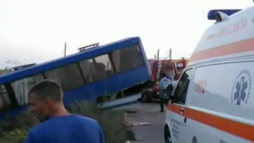 Plan Roșu de intervenţie în judeţul Bacău după ce un autobuz în care se aflau 19 persoane a ajuns în șanț (VIDEO)