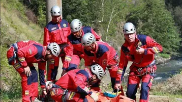 Intervenție dramatică în masivul Piatra Craiului: O turistă a fost salvată după ce a căzut într-o râpă (VIDEO)