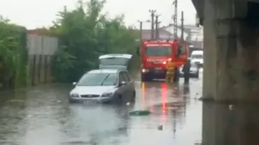 Prăpăd în Timișoara: Străzi sub ape, acoperișuri luate de vânt și oameni blocați în mașini ca urmare a fenomenelor meteo extreme (VIDEO)