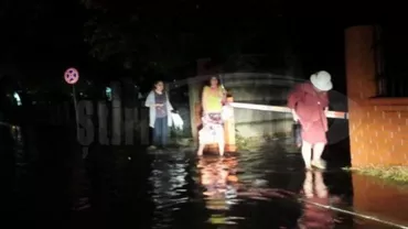 Ploile au făcut ravagii în Buzău: Numeroase străzi au fost inundate, iar șoferii au rămas cu mașinile blocate (VIDEO)