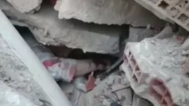 Imaginile dezastrului după cutremurul din Italia: Un salvator încearcă să liniștească o femeie prinsă sub dărâmături (VIDEO)