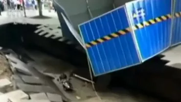 VIDEO ŞOCANT: O groapă uriașă a apărut din senin într-o zonă pietonală. Câțiva trecători au fost răniți