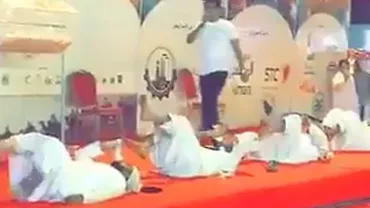 Imagini surprinzătoare în Arabia Saudită: Mai mulți bărbați participă la un concurs de imitat bebeluși. Competiția a provocat furia internauților (VIDEO)