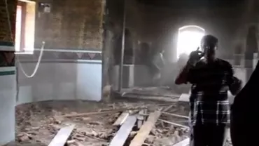 Un preot a pus siguranța credincioșilor pe primul plan: "Cădeau bucăţi de tencuială. Putea să omoare pe cineva!". A decis ca biserica în care slujește să fie demolată (VIDEO)