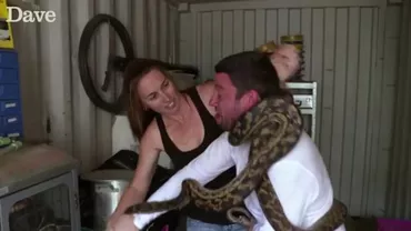 Clipe de groază pentru un britanic! Bărbatul a fost strâns de gât de un piton în timpul unui reality-show (VIDEO)