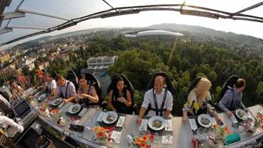 Dinner in the sky: Cea mai intensă experiență a verii sau despre cum poți lua cina admirând Bucureștiul de sus (VIDEO)