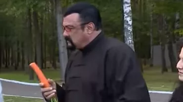 Steven Seagal, în vizită în Belarus: Actorul american a fost întâmpinat de președintele Lukașenko cu niște cadouri... pline de vitamine (VIDEO)
