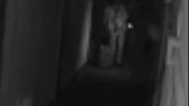 Fostul primar al Tecuciului filmat în timp ce bântuia noaptea pe holurile primăriei cu lanterna în mână: El a plecat din clădire cu o geantă foarte mare (VIDEO)