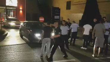 Imagini ȘOCANTE la Iași: Mai mulți tineri, luați la bătaie de bodyguarzi, sub ochii nepăsători ai polițiștilor (VIDEO)