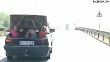 Inconștiență periculoasă: Un șofer din Cluj a fost filmat în timp ce transporta copii într-un portbagaj (VIDEO)