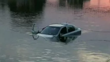Sunt cu mașina..la spălătorie. O femeie a căzut cu autovehiculul în Dâmbovița. Aflată în stare bună, a refuzat să meargă la spital (VIDEO)