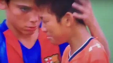 Fairplay marca Barcelona: Fotbaliştii de la juniori i-au consolat pe adversarii japonezi de la Omya care nu și-au putut stăpâni lacrimile după ce au fost învinși de spanioli (VIDEO)