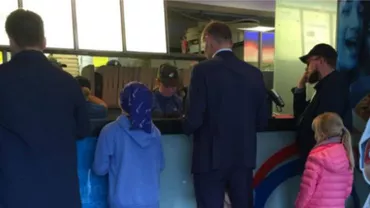 Președintele Islandei, respect față de cetățeni! Liderul a stat la coadă la pizzerie, la fel ca ceilalți oameni (FOTO)