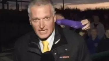 DILDO reporterul: A fost pus într-o situație penibilă, în direct (VIDEO)