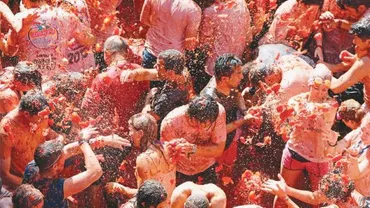 Bătaie generală cu roșii într-un oraș din Spania: Peste 160 de tone de tomate, transformate în bulion (VIDEO)