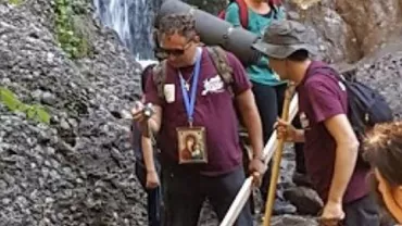 Membrii unei asociații ortodoxe își manifestă credința într-un mod zgomotos, deranjând sute de turiști: “Trebuie să înceteze cu această «tradiţie», să se închidă în biserici să se roage cât vor ei, însă să lase muntele liniștit"